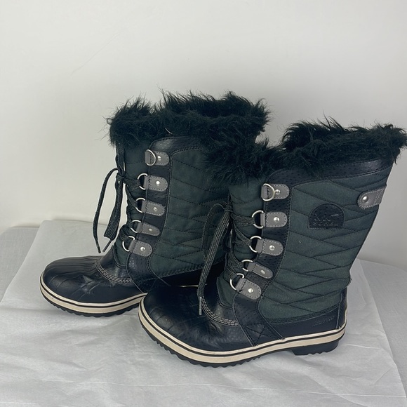 Sorel boots - Picture 3 of 10